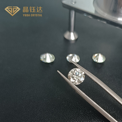 宝石類のための華麗で白い色のあたりのポーランドの豪華な切られた実験室のダイヤモンド