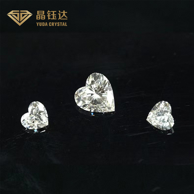 カスタマイズされた中心は恋人のギフトのために磨かれる実質の実験室によって育てられるダイヤモンド対白い形づける
